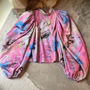 Neubyrne beautiful abstract print top with dramatic sleeves